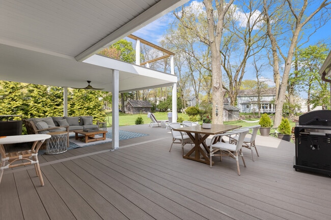 Building Photo - 80 Soundview Dr