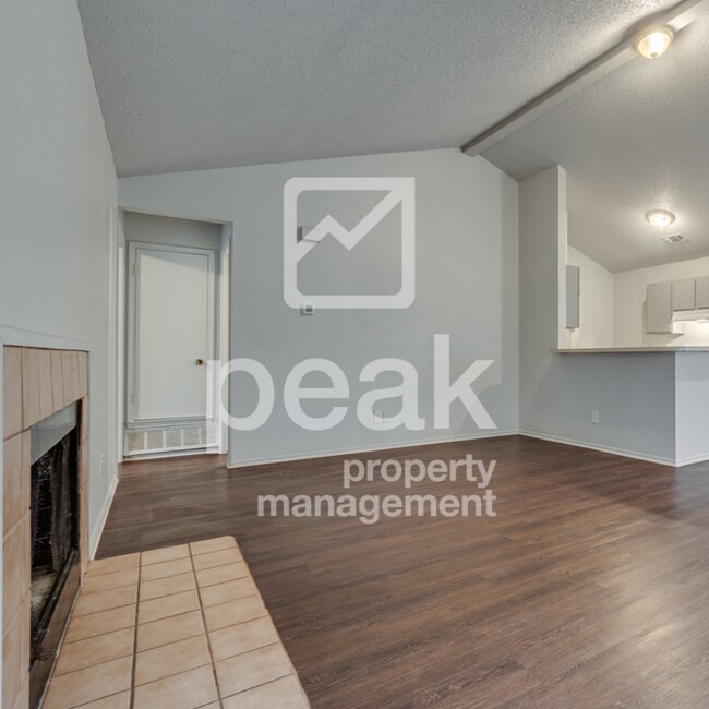 Building Photo - $1365! 2 Bed/ 2 Bath Duplex! $350 off initial costs! Apply before 4/9!