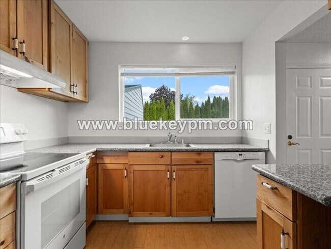 Building Photo - 3 Bed, 1.5 Bath Townhome in Hazel Dell Near Salmon Creek Regional Park