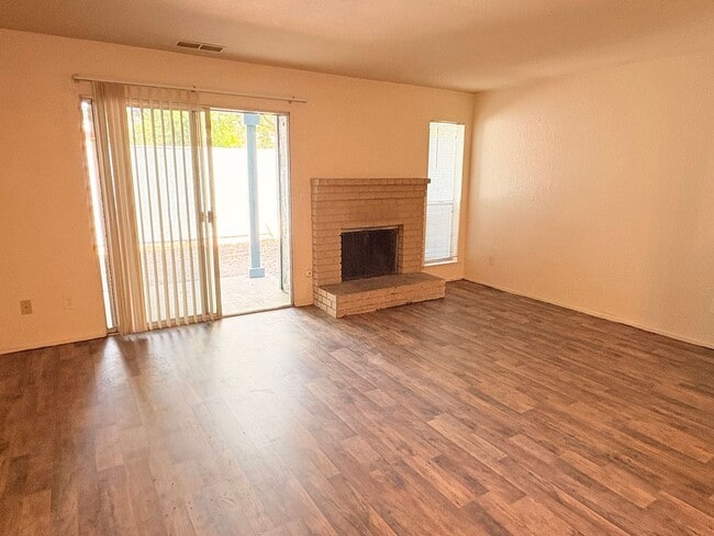 Building Photo - 3 bedroom Townhouse in a gated community