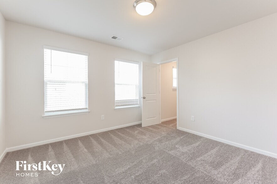 Building Photo - 1303 Eagledale Pl