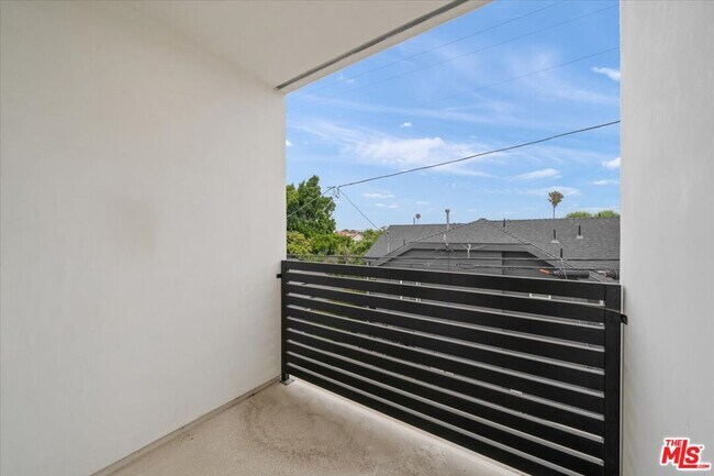 Building Photo - 4922 S Centinela Ave