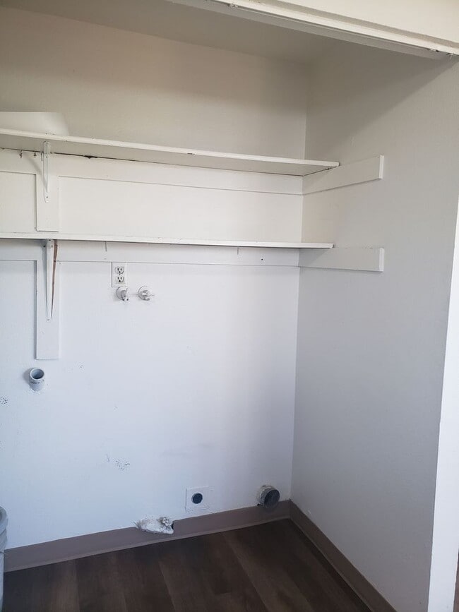 Building Photo - Updated Four-Plex in SE Portland with Fenc...