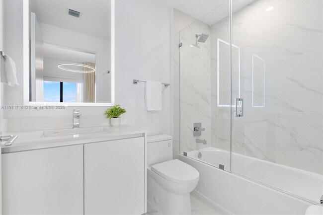 Building Photo - 700 NE 24th St