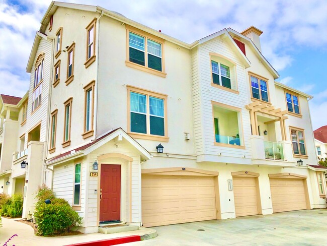 Building Photo - Beautifully Upgraded & Appointed End Condo...
