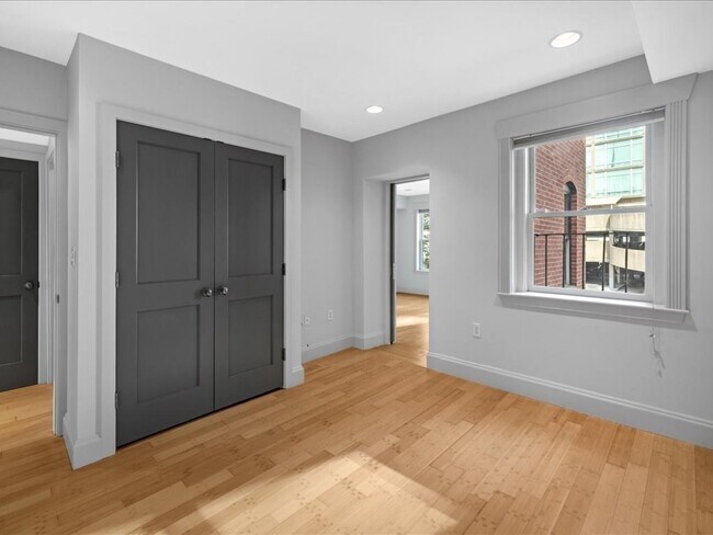 Building Photo - 81 Saint Botolph St