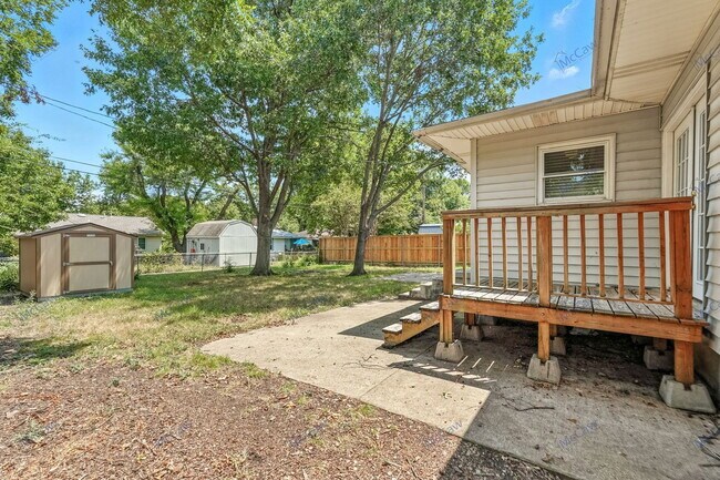 Building Photo - 1520 Hilltop Dr