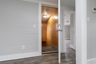 Building Photo - 7 Central St