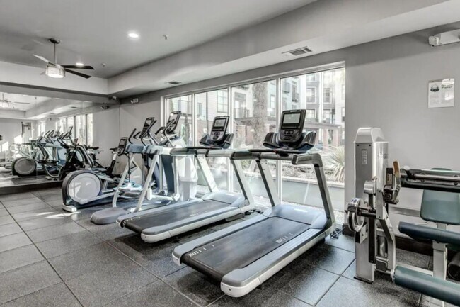 Building Photo - 2922 Elm St