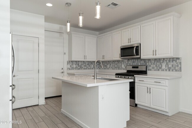 Building Photo - 6018 W Hartford Ct