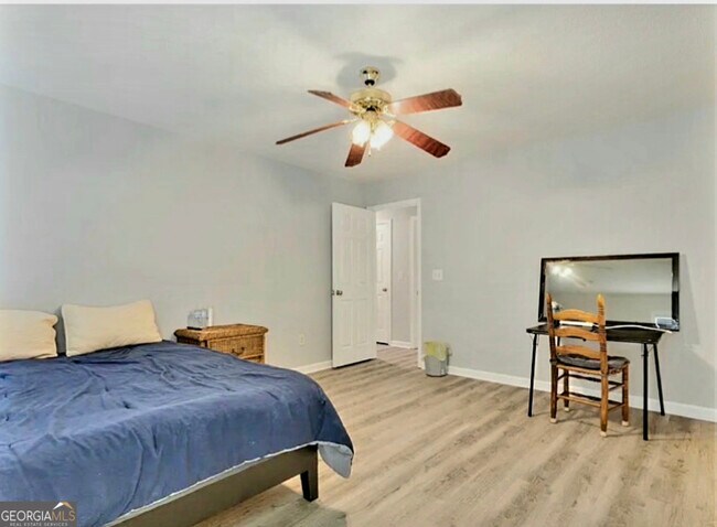 Building Photo - 564 Edgefield Way