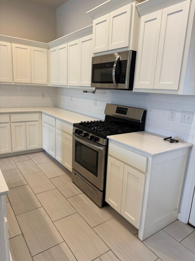 Building Photo - 3 Bed 2 bath with an office in The Enclave