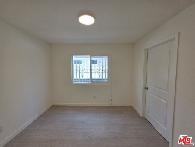 Building Photo - 912 N Ridgewood Pl
