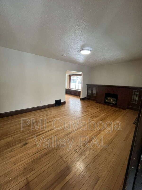 Building Photo - 165 Colony Crescent