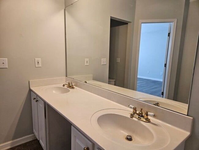 Building Photo - The Oaks at Lake Carolina