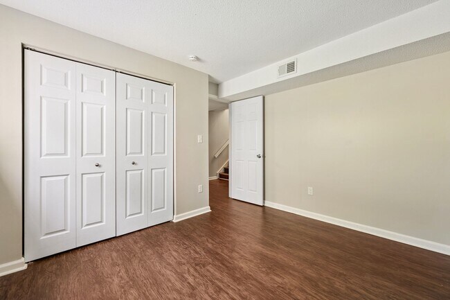 Building Photo - 2421 Camellia Dr
