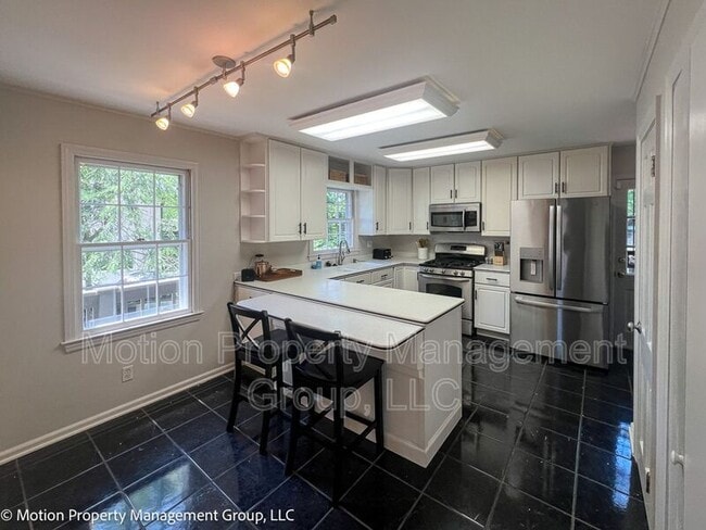 Building Photo - 123 N Palisades Dr