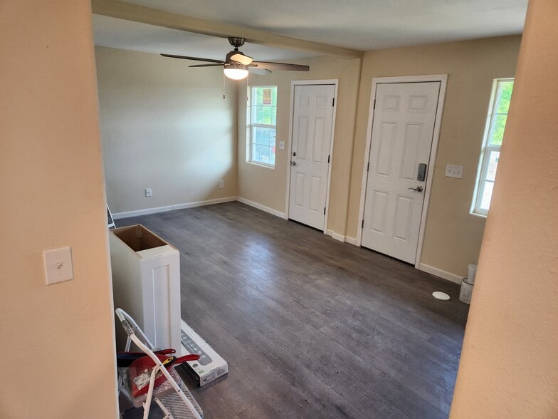 Living/Dining Room - 611 E Highway 11