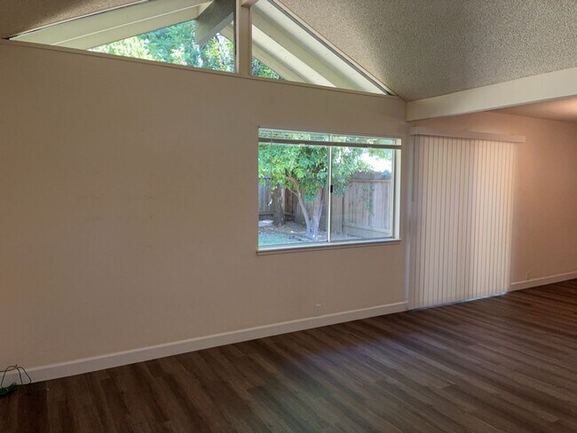 Building Photo - 3 bedroom duplex in North Davis