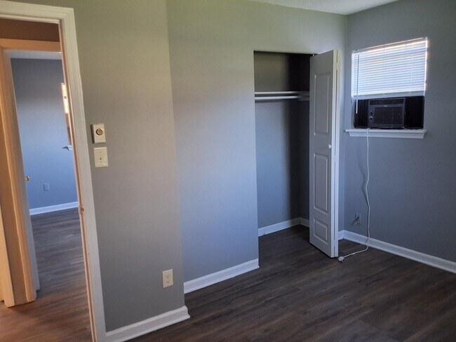 Building Photo - 310 Diecks Dr