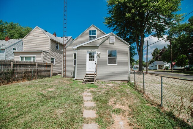 Building Photo - 233 W Poinsetta Ave