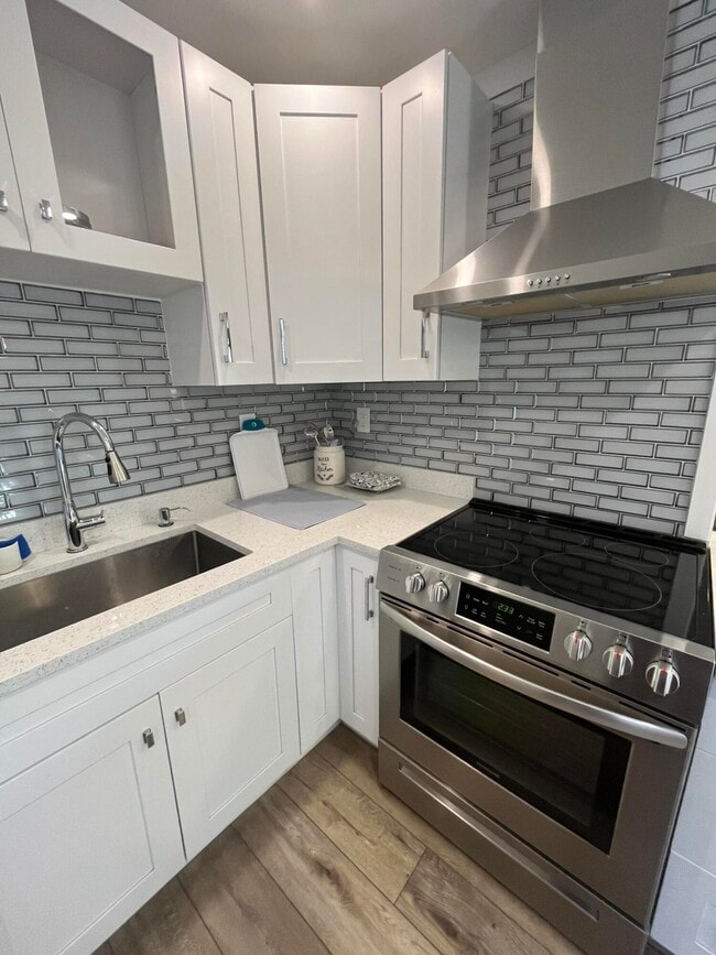 Building Photo - 812 Burgundy Q