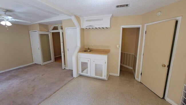 Building Photo - 3136 Seminole Dr