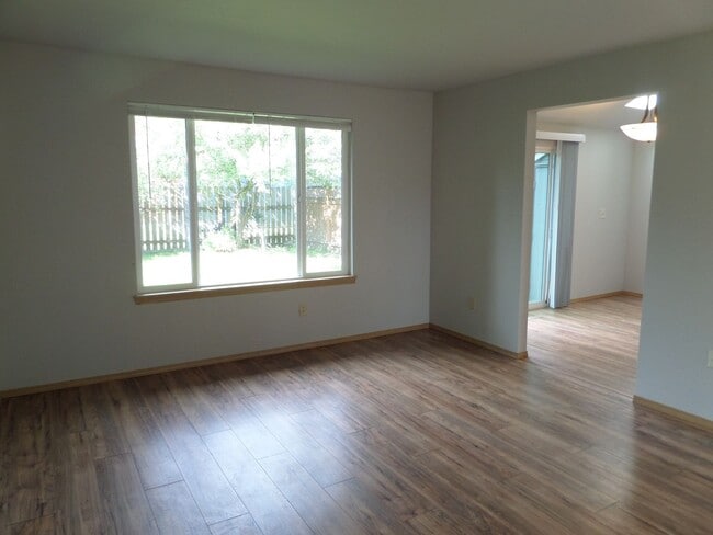 Building Photo - Super Cute 3 Bedroom Duplex with Fenced Ba...