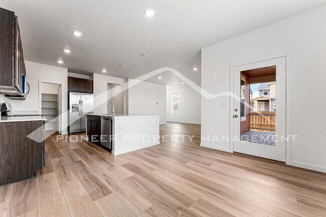 Building Photo - Charming Townhouse with Washer/Dryer and Garage