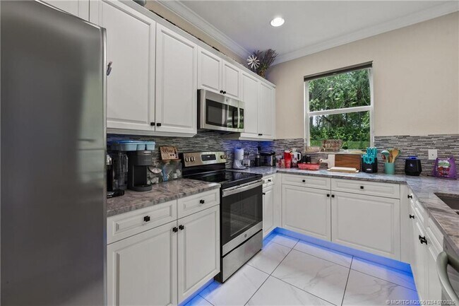 Building Photo - 1813 NW Cataluna Cir