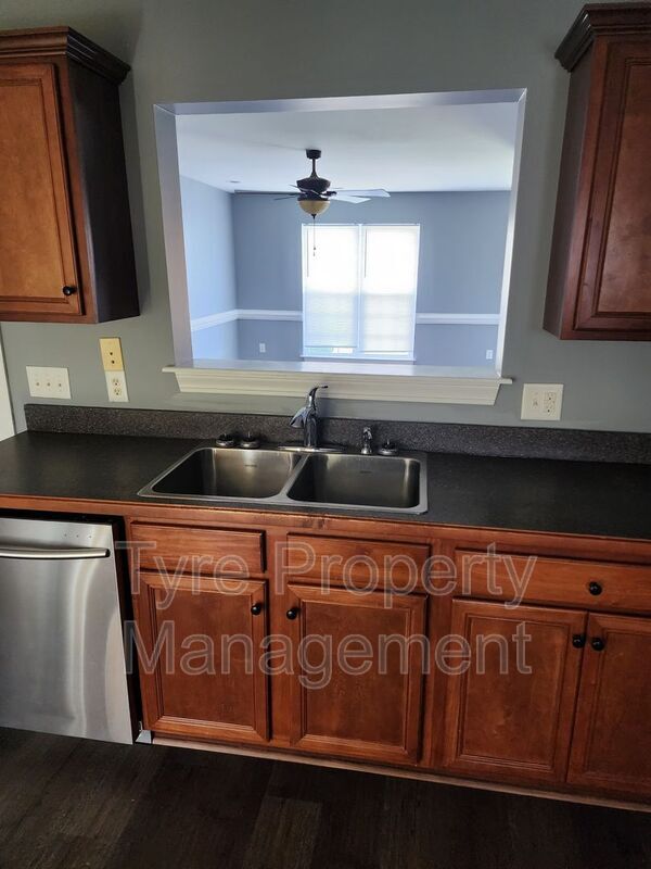 Building Photo - 320 S Square Dr