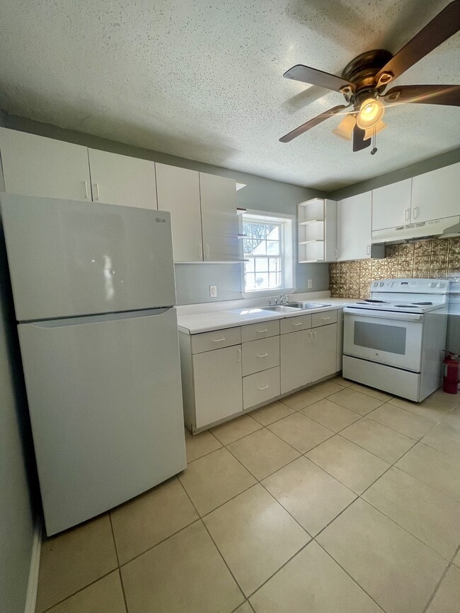 Building Photo - 708 W Henderson Dr