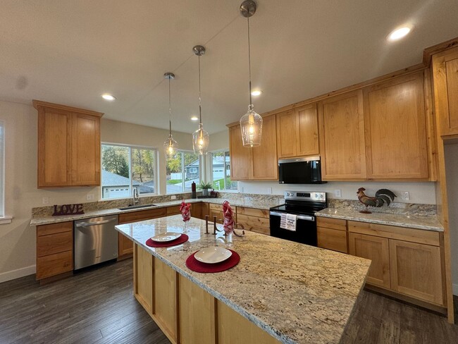 Building Photo - Brand new 3 bedroom 2 bath home in 55+ Com...