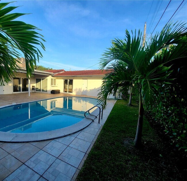 Building Photo - 1320 Arthur St