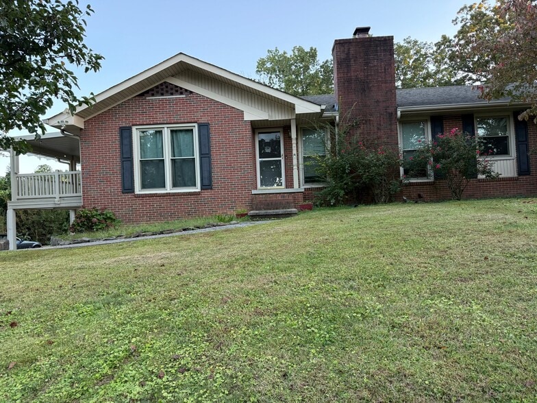 Building Photo - 212 White Oak St