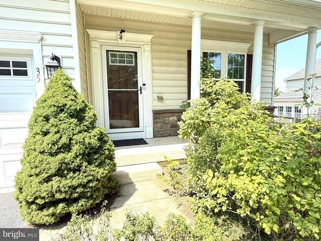 Building Photo - 35 Shelton Dr