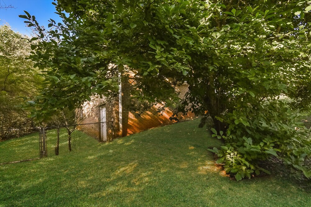 Building Photo - 8888 Northview Dr