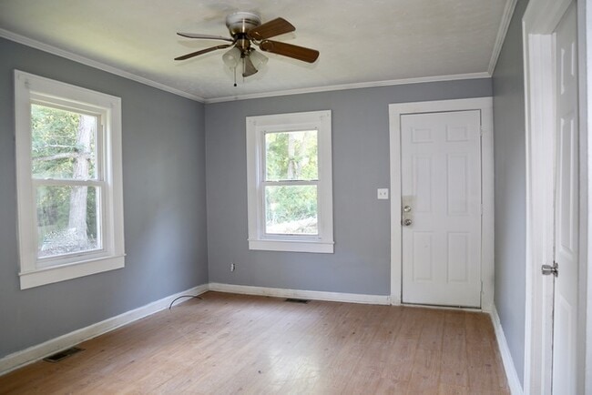 Building Photo - Three Bedroom, One Bath well cottage close...