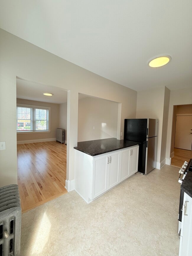 Building Photo - Lake Street