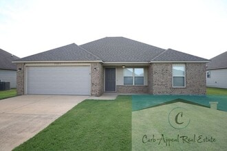 Building Photo - Beautiful 3 bed / 2 bath home with a fence...