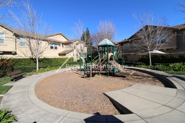 Building Photo - Newer 3bd/2.5ba North Natomas Condo with 2...
