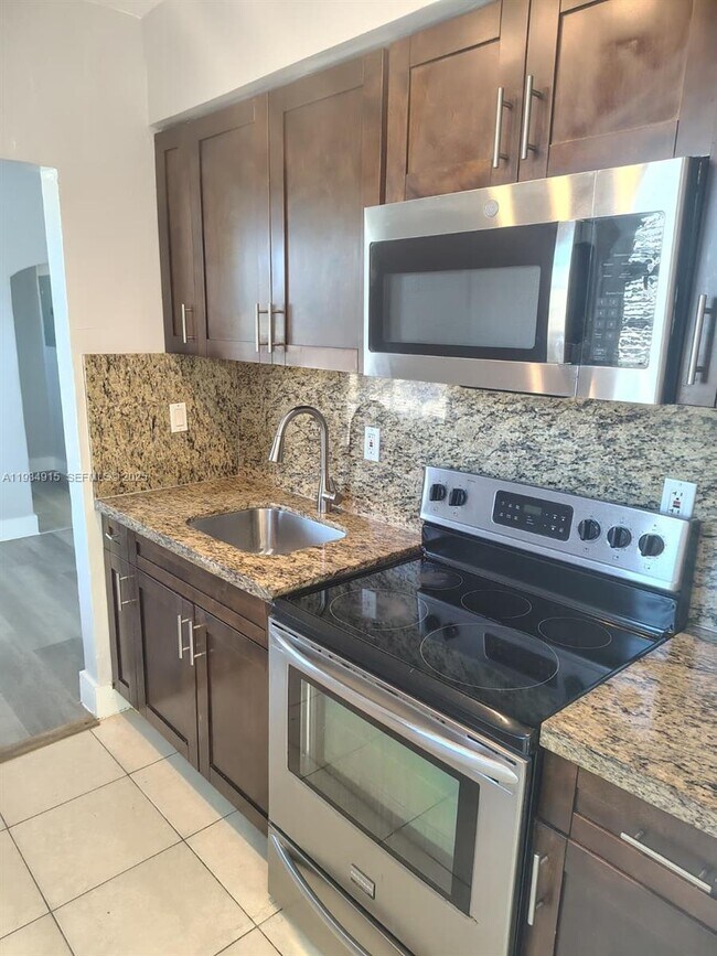 Building Photo - 6940 Bay Dr