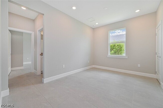 Building Photo - 42218 Edgewater Dr