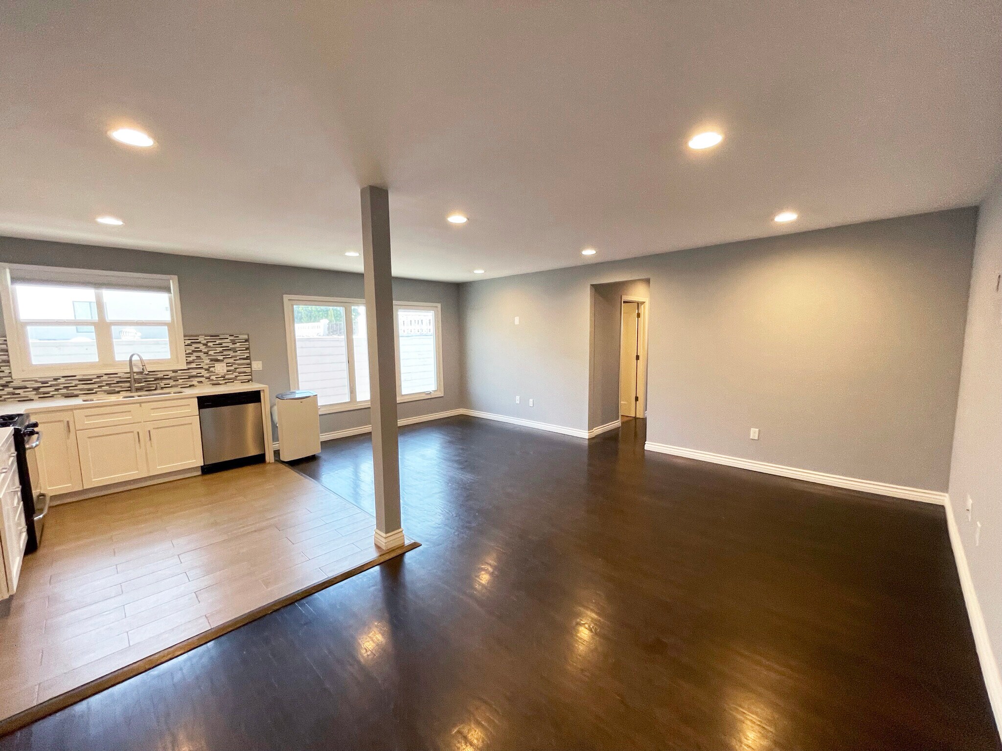 Building Photo - 402 S Robertson Blvd