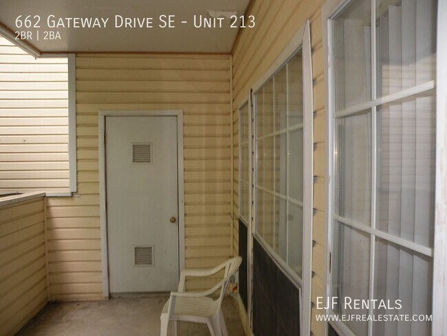 Building Photo - 662 Gateway Dr SE