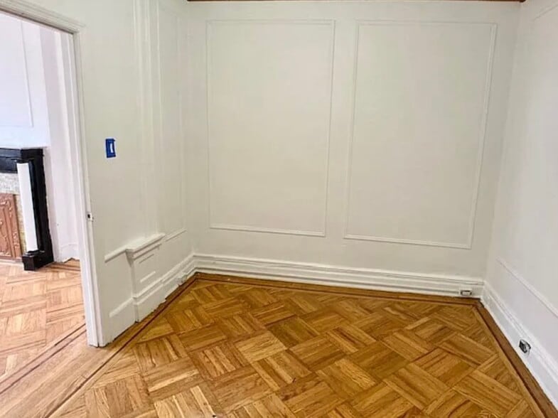 Building Photo - 366 E 28th St