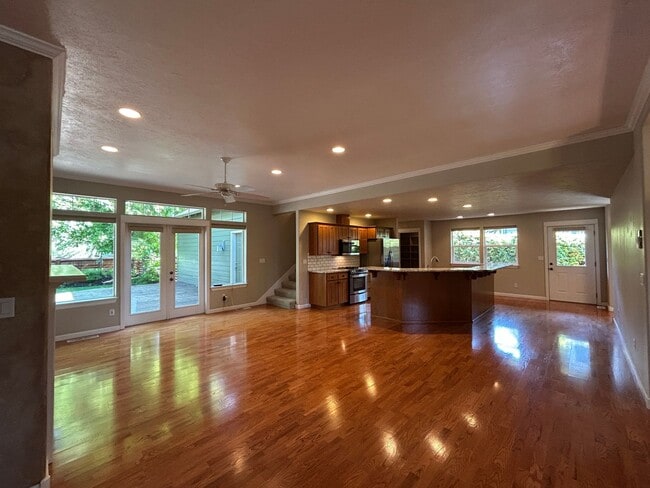 Building Photo - Well Maintained 3 Bedroom / 2 Bathroom Hom...