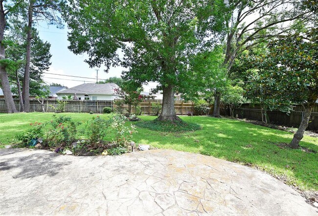 Building Photo - 1811 Laurel Oaks Dr