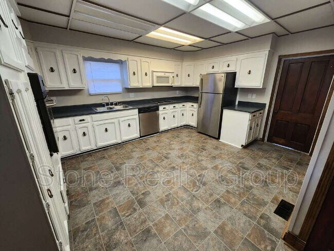 Building Photo - 1401 S 25th St