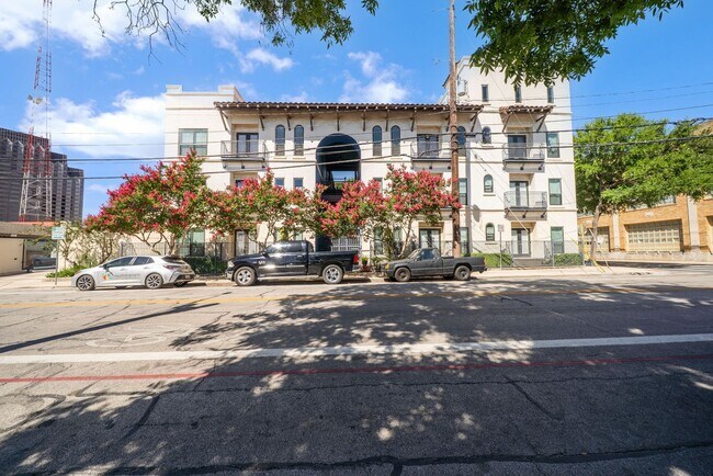 Primary Photo - Downtown Luxury Condo with Rooftop Views -...